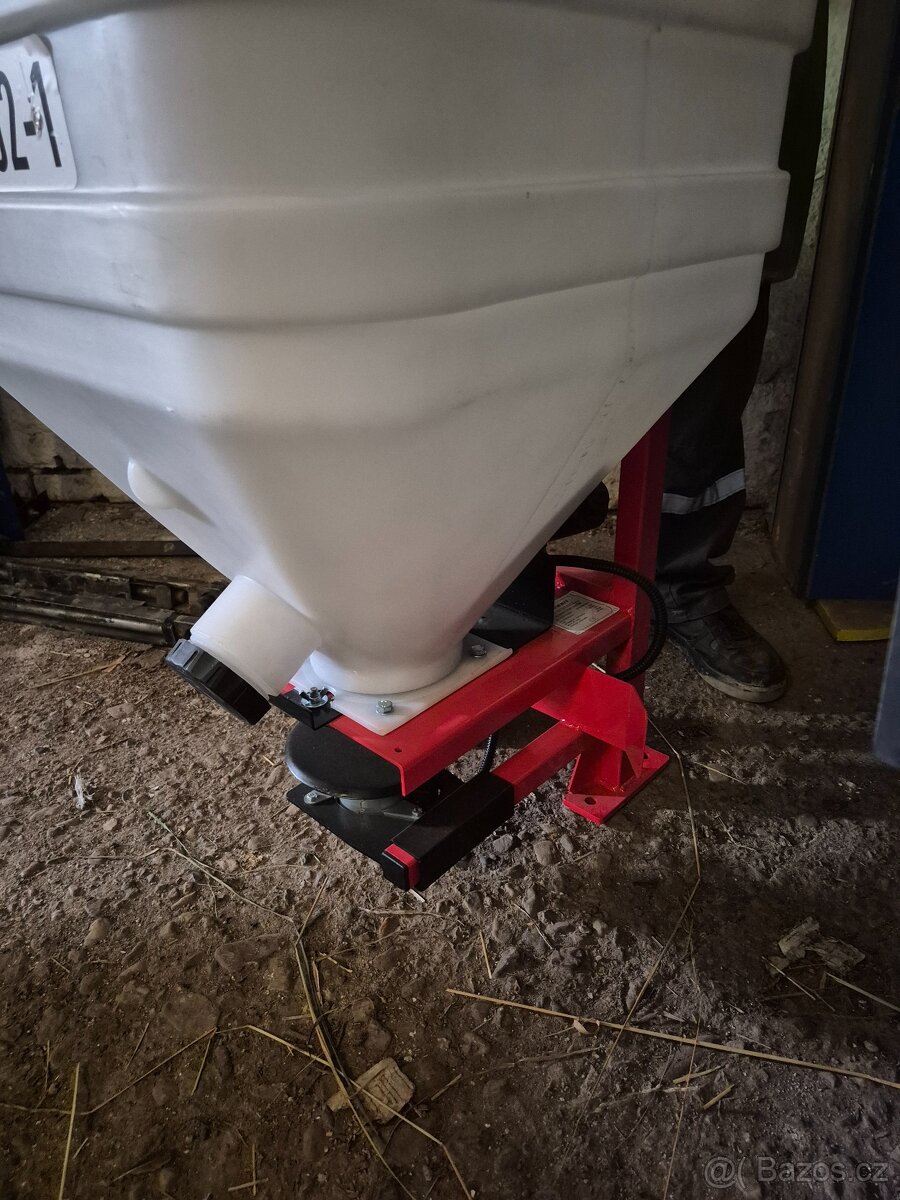 Rozmetadlo práškovač pro přísev meziplodin