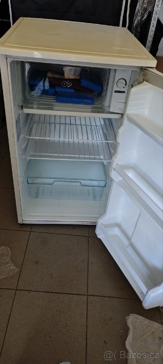 Kompaktní lednička s vnitřním mrazákem