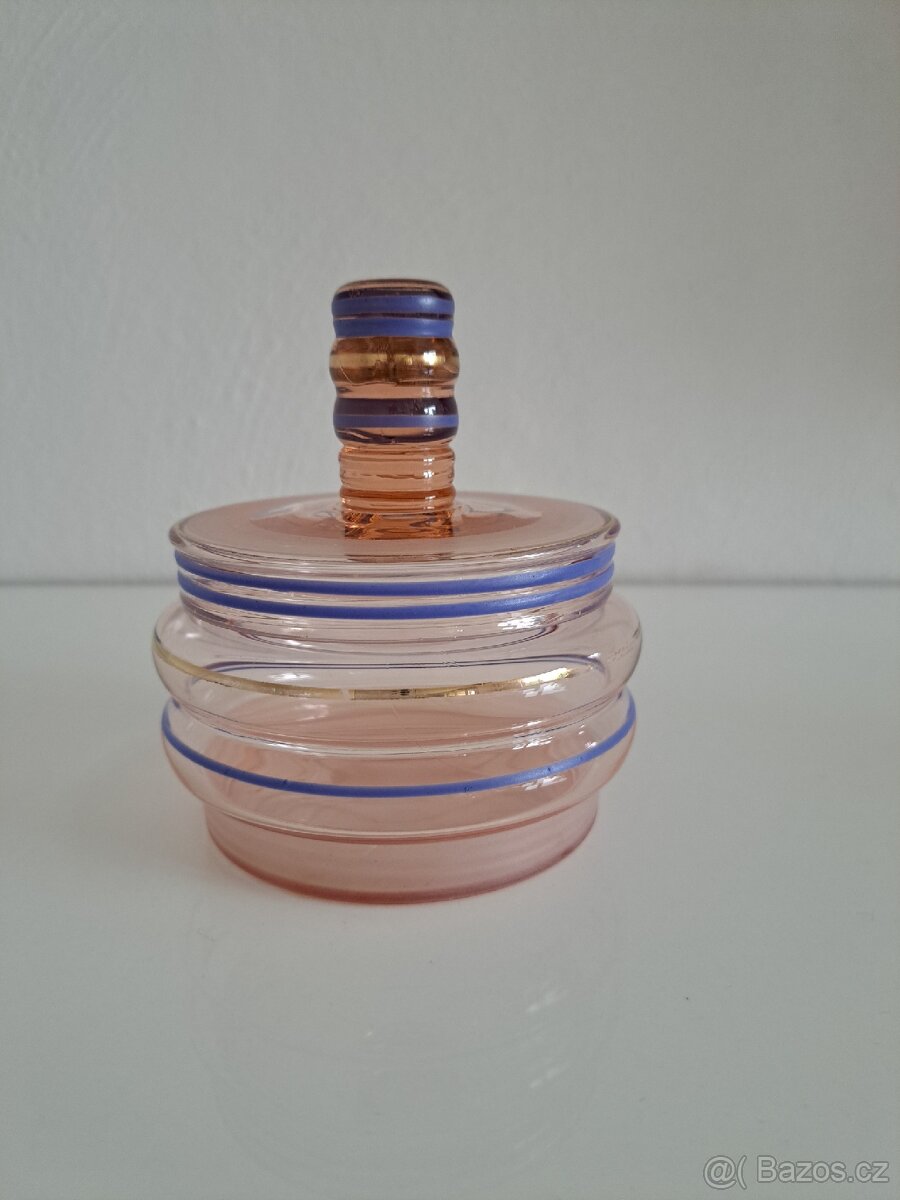 Stará, retro, vintage skleněná pudřenka