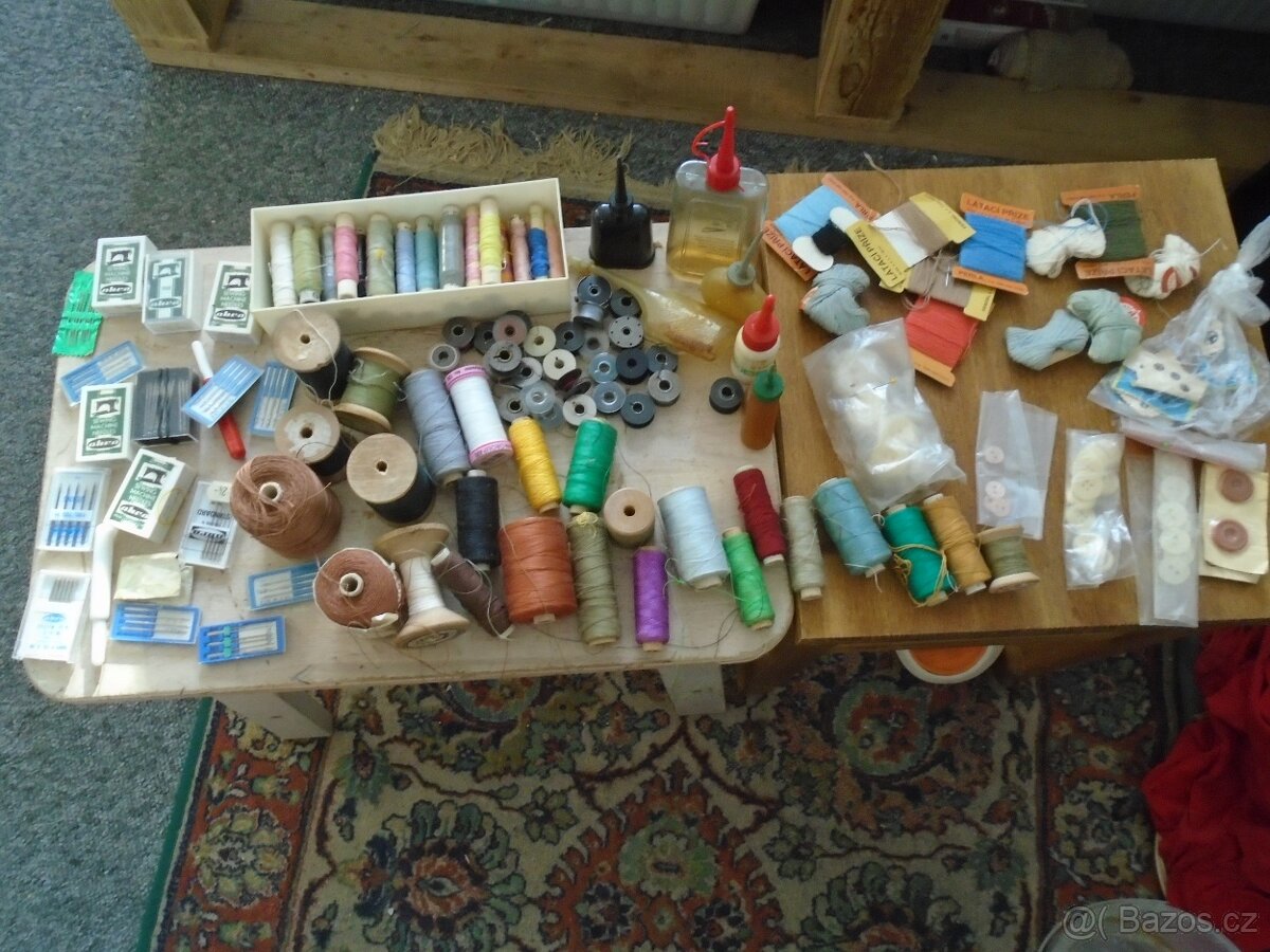 Nitě na šití, jehly k šicímu stroji, knoflíky, atd.