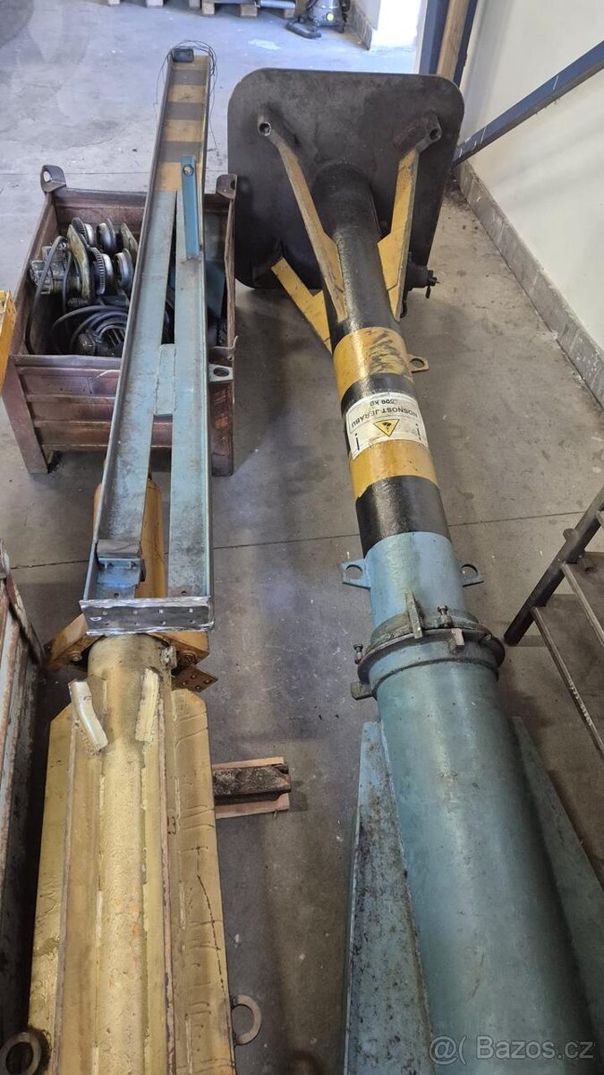 Otočný sloupový jeřáb (8770)