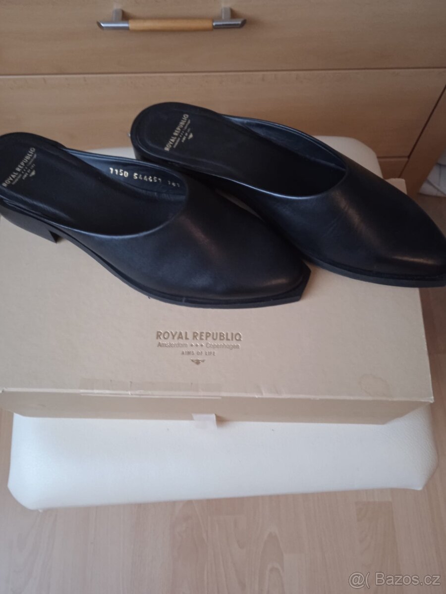 Nové dámské boty Royal Republiq