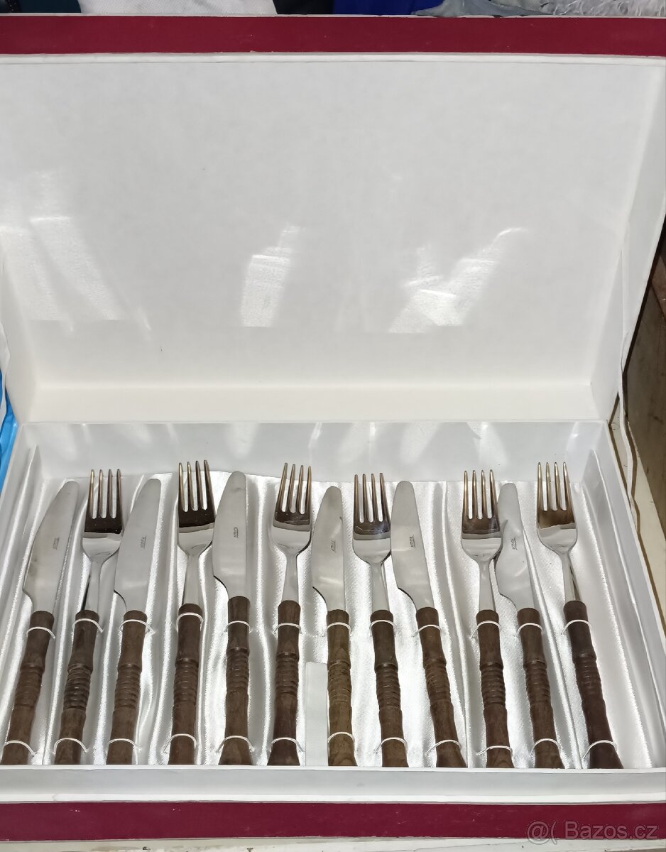 Nové příbory Toner