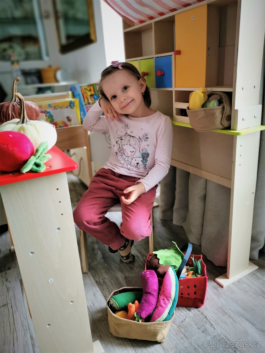 Small Foot Dřevěný prodejní stánek zeleno-červený se střecho