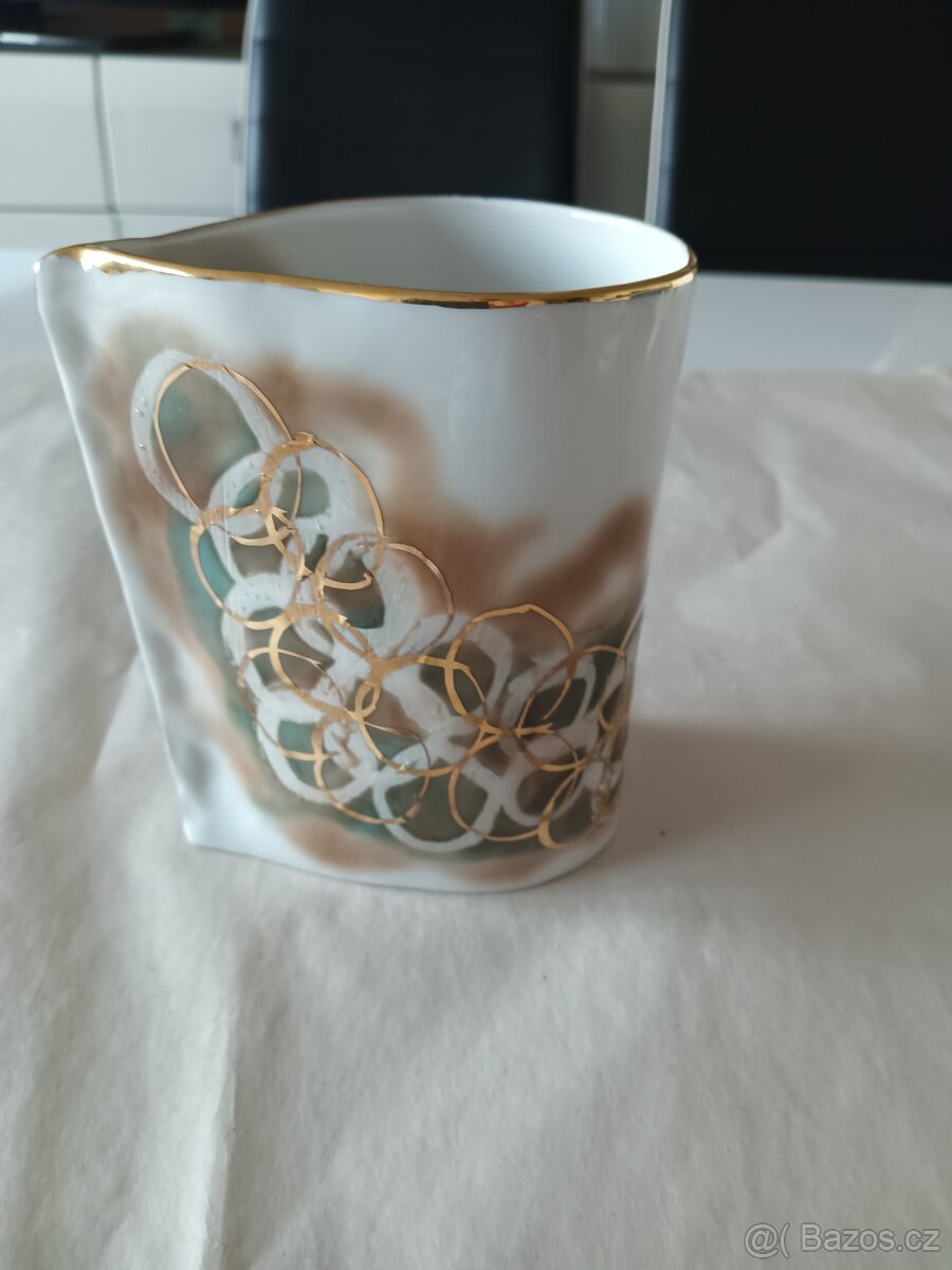 Krásná zelenozlatá váza.