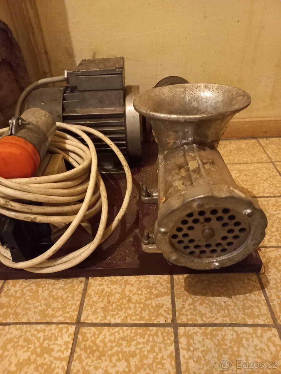 Elektrický mlýnek na maso