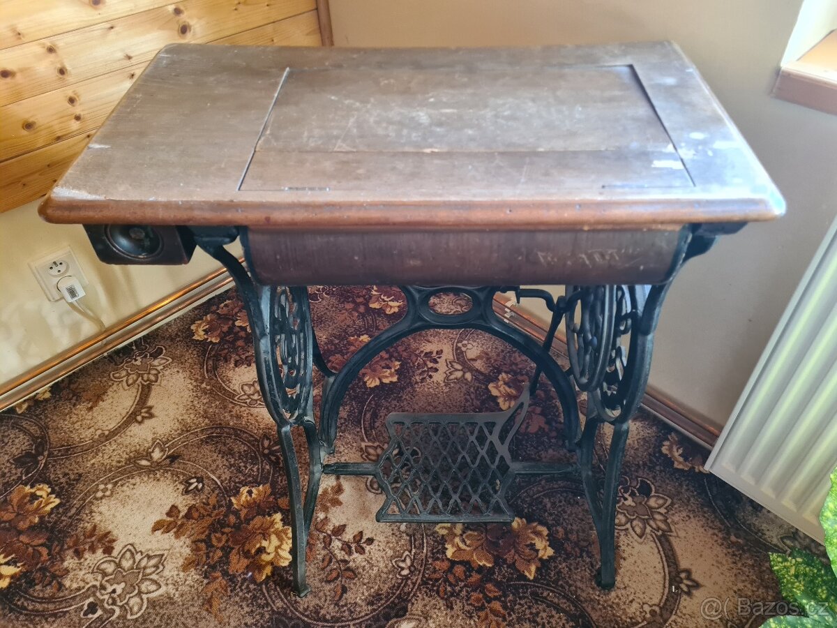 Singer historický šicí stroj