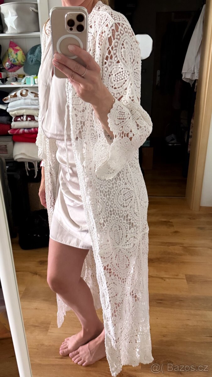 Bílý dámský pletený přehoz