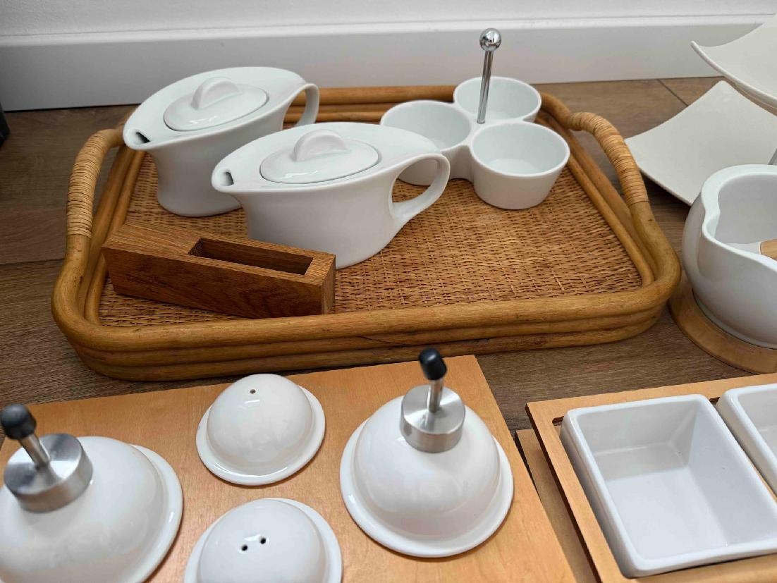 Kořenky, tác, etažér a doplňky do kuchyně