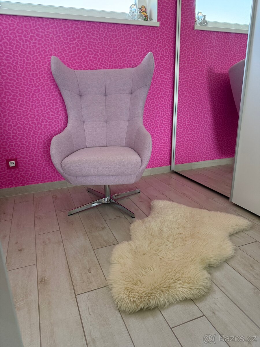 Fialové křeslo, ušák