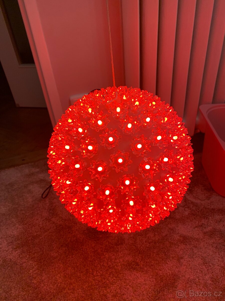 LED červená svítící koule Wintergreen Starlight Sphere