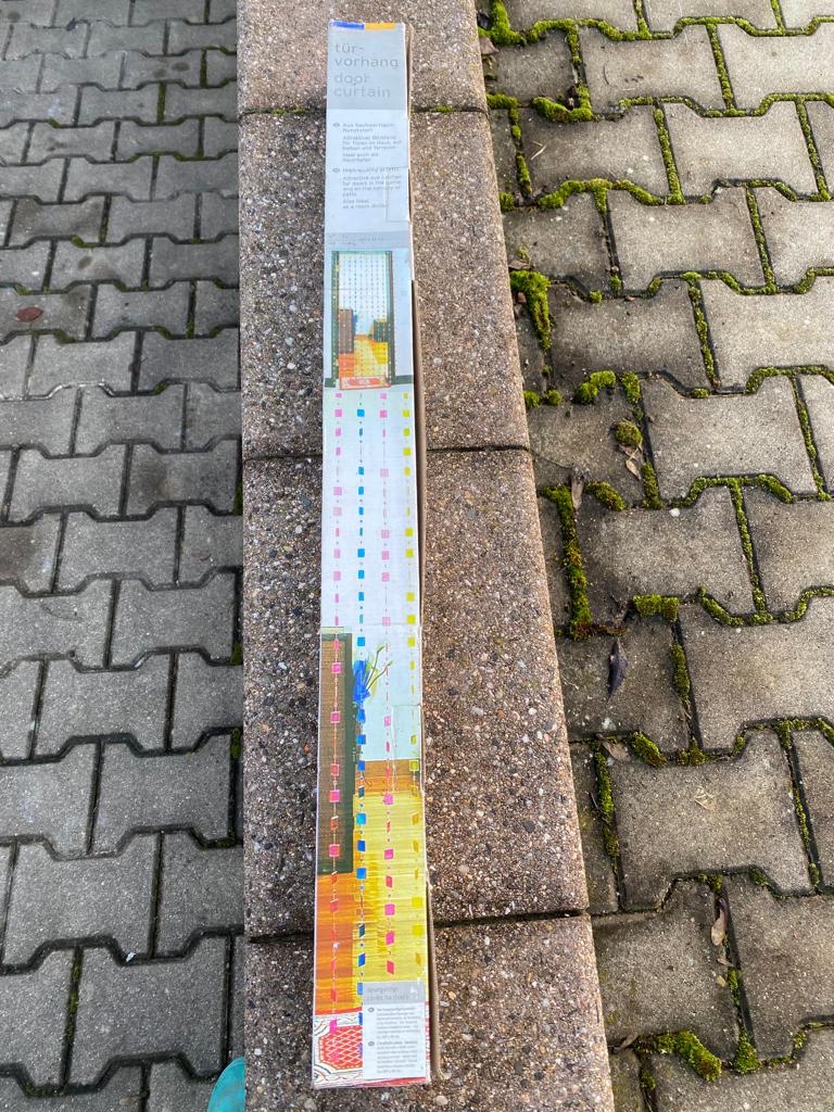 Barevný závěs do dveří