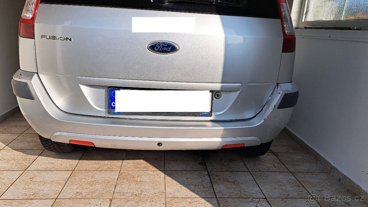 Ford Fusion - zadní nárazník a pravé zrcátko.