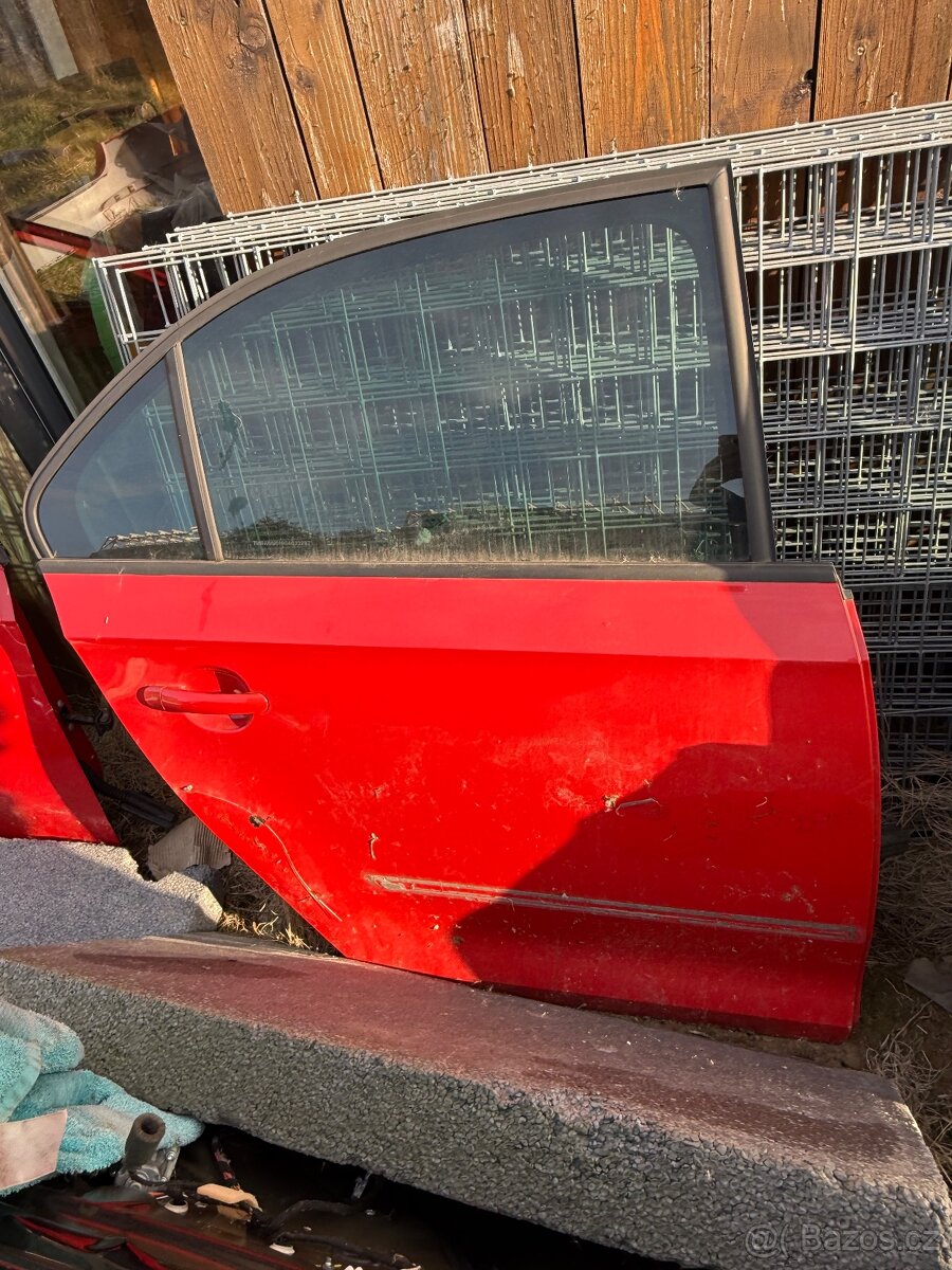 Prave zadni dvere rapid liftback