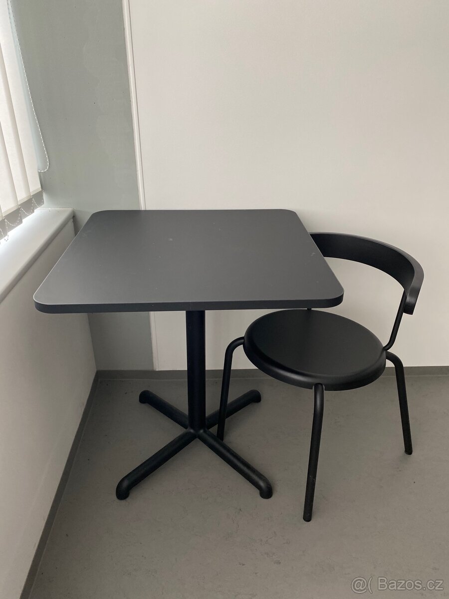 Černá ikea židle