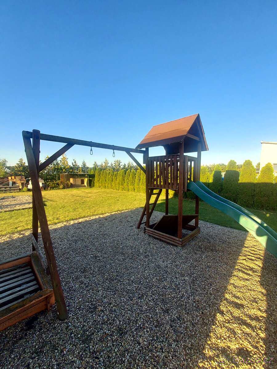 Dětská skluzavka a houpačka