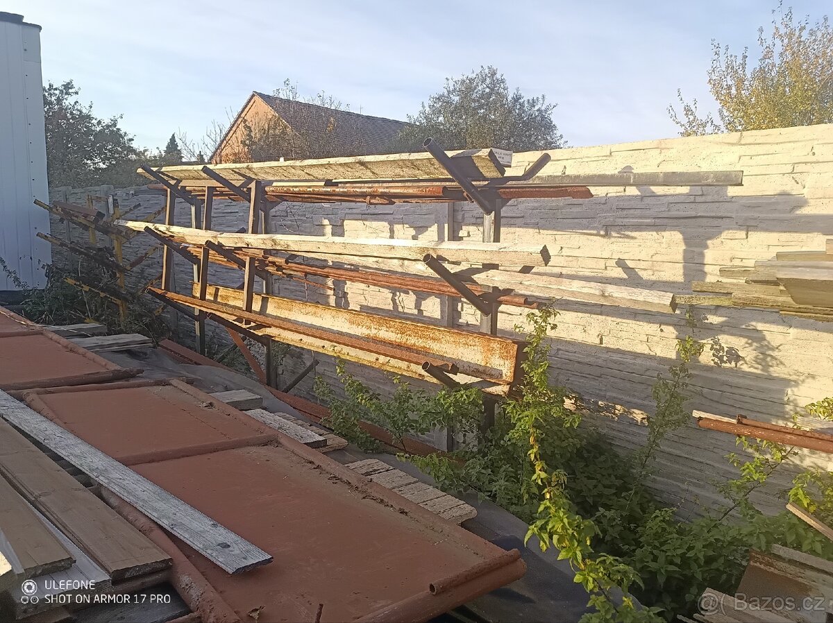 Kovový regál na zelezo a jiné materialy