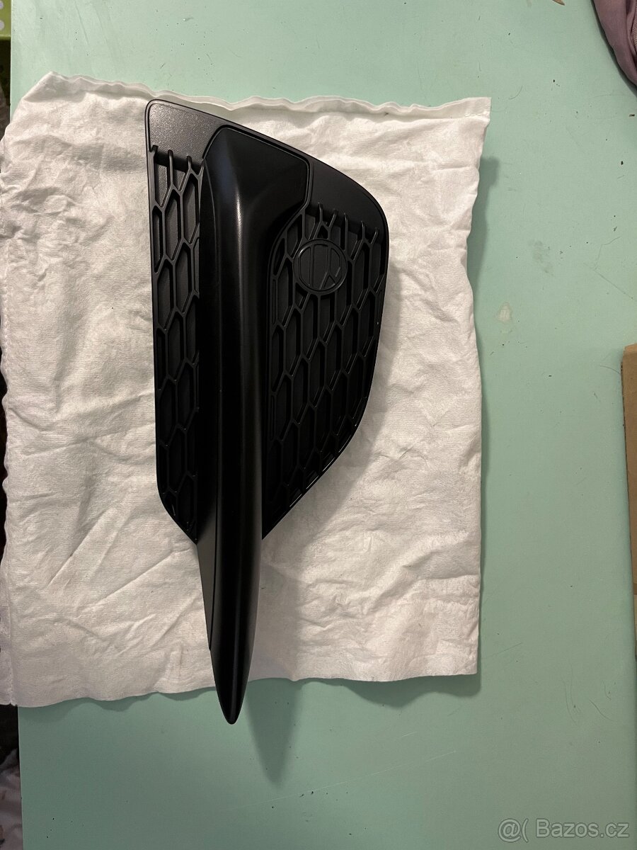 Nissan Qashqai J11 – pravá přední mřížka, OEM: 62256HV10A