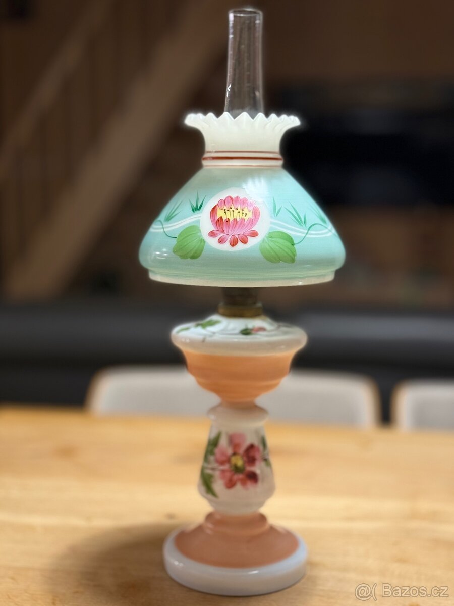 Skleněná petrolejová lampa.