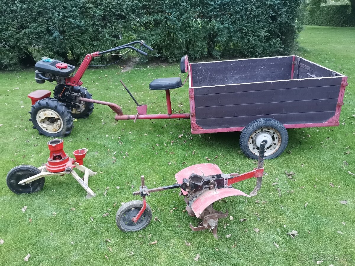 Malotraktor Terra s příslušenstvím