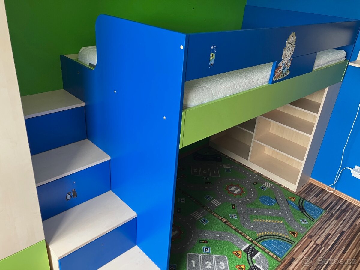 Dětská patrová postel s úložným prostorem a matrací