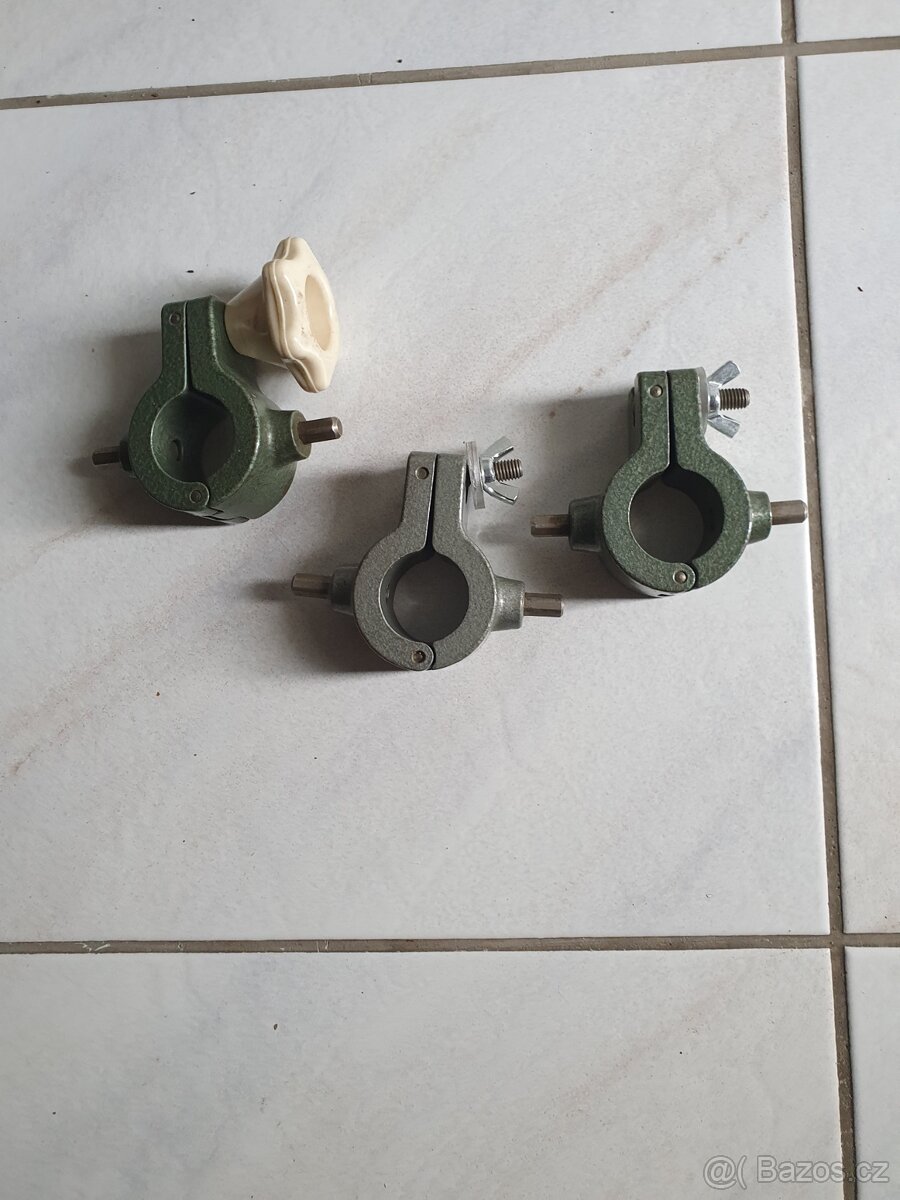 Svorky na zvětšovací přístroj