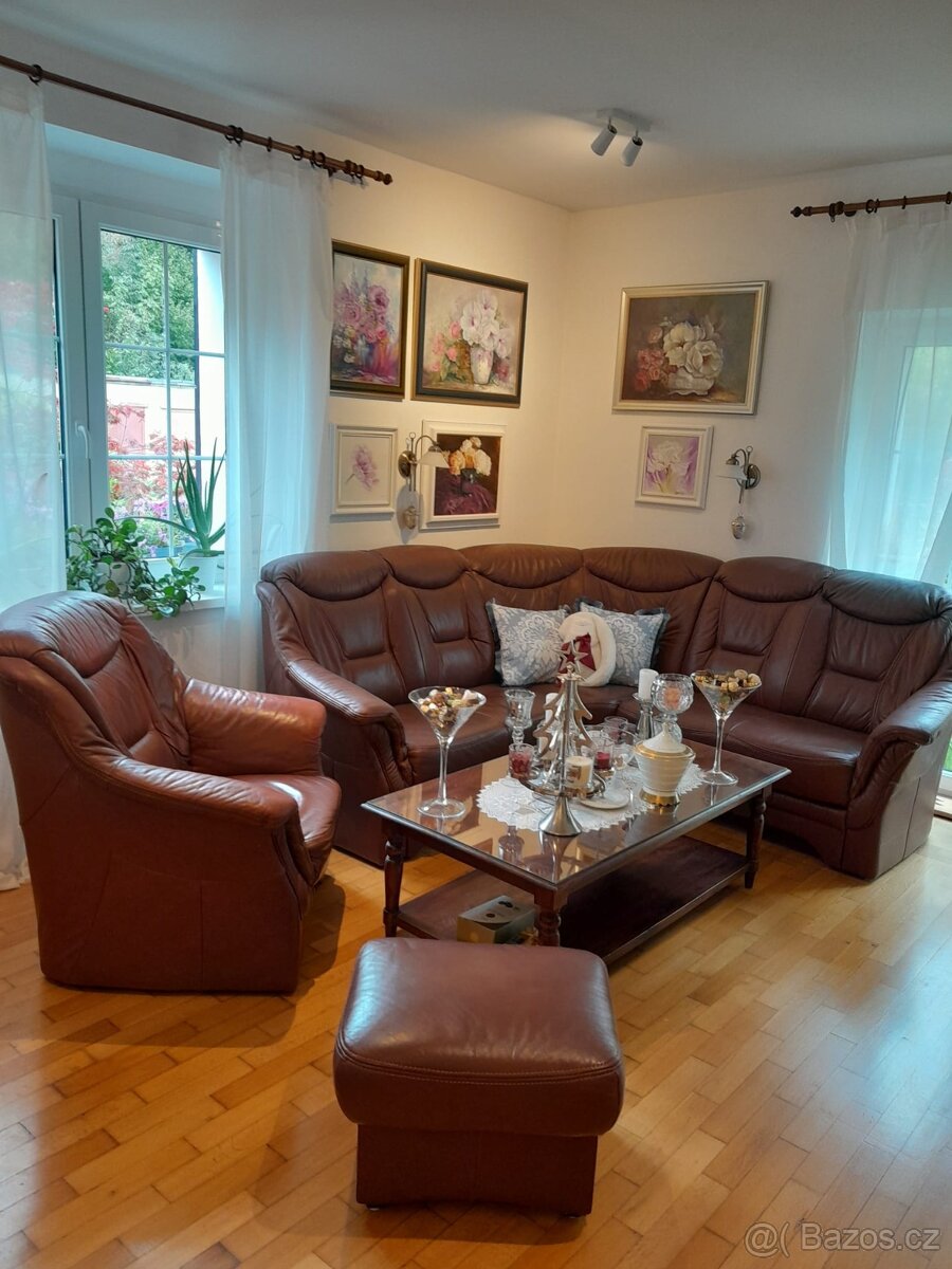 Nabízíme koženou rohovou sedací soupravu.