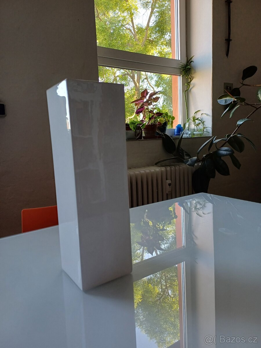 BÍLÁ HRANATÁ KERAMICKÁ VÁZA