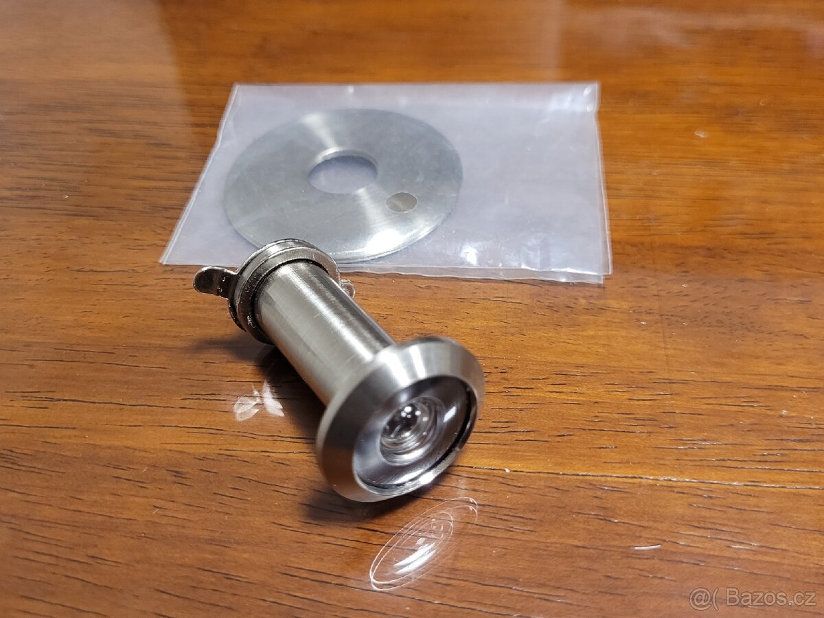 Nepoužité dveřní kukátko.