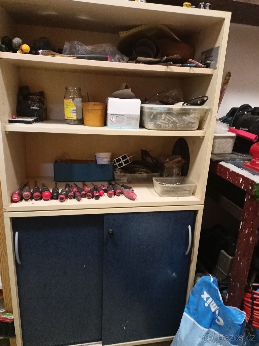 Skříňka s policemi