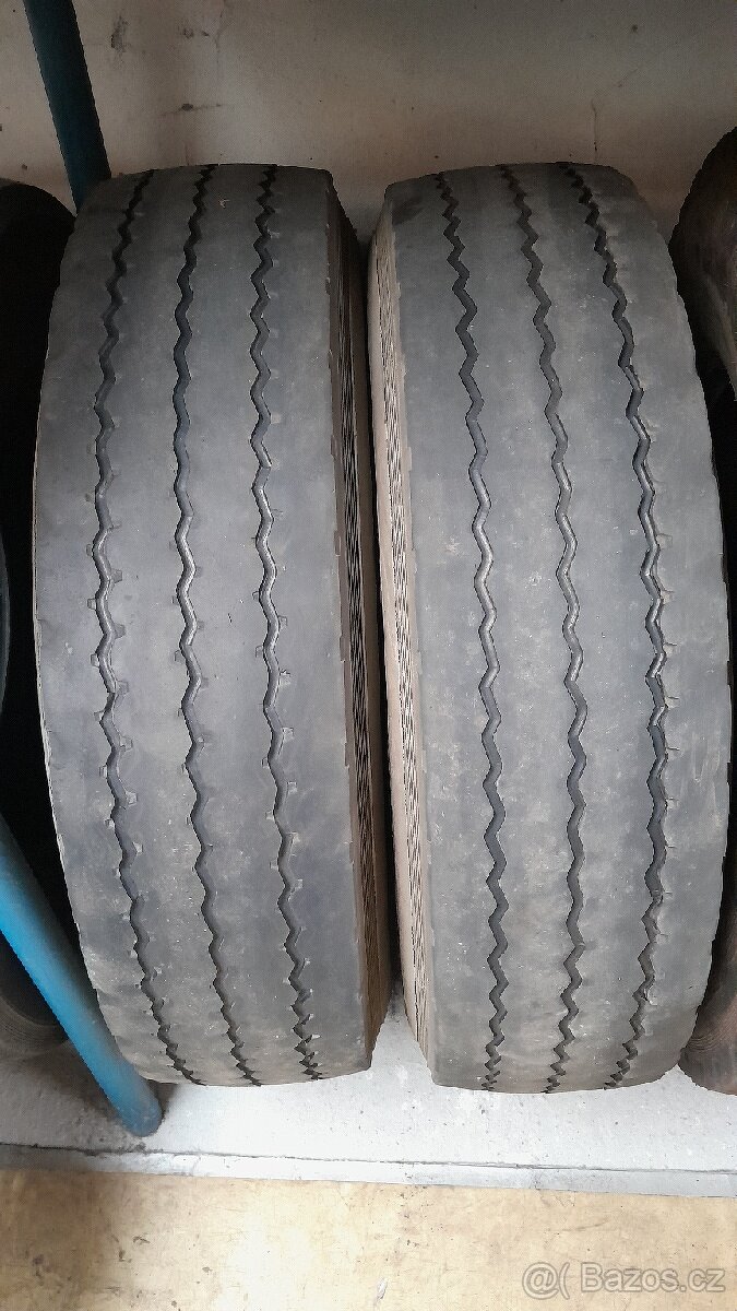 Nákladní pneu 11R22,5 vodící
