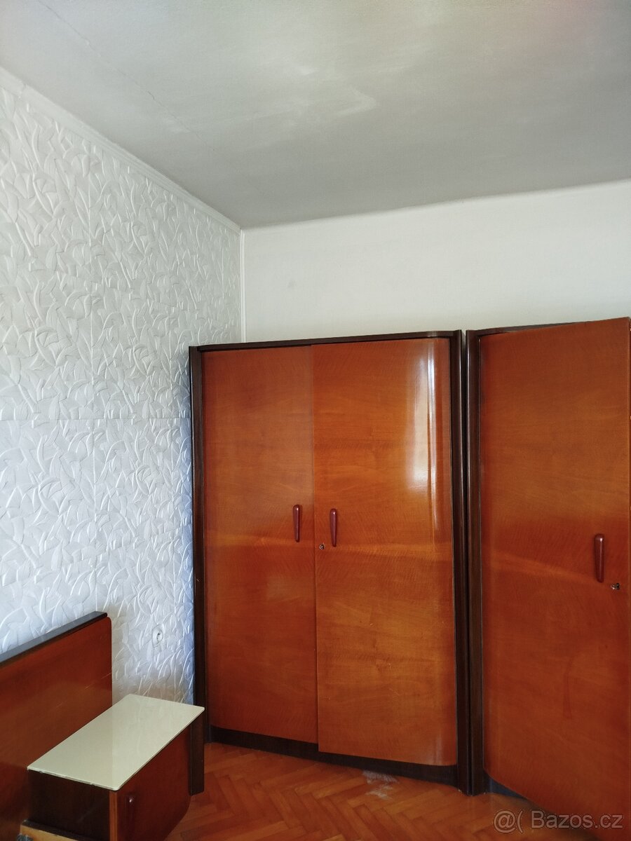 Retro sestava ložnice - postel skříně stolky