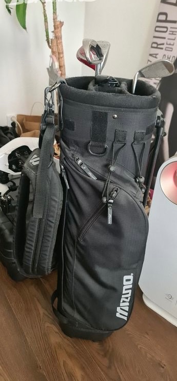 Golfový bag a 4 golfové hole