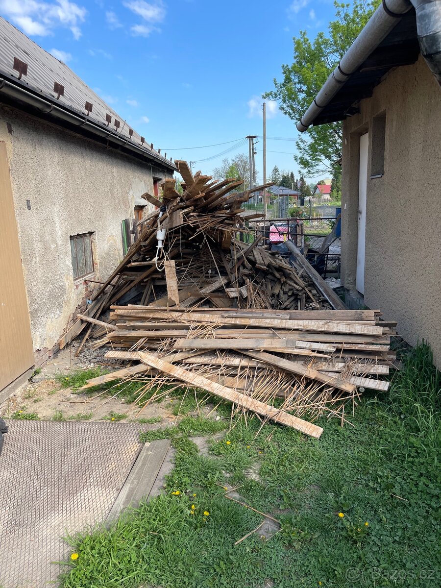 Dřevo z demolice.