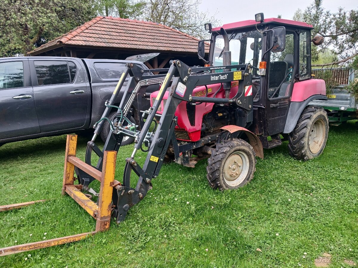 Traktor Belarus 422.1 + vlek