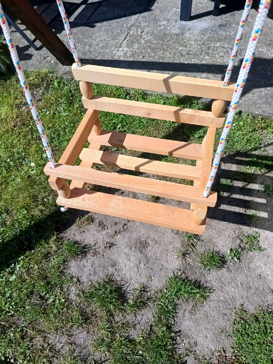 Dětská dřevěná houpačka