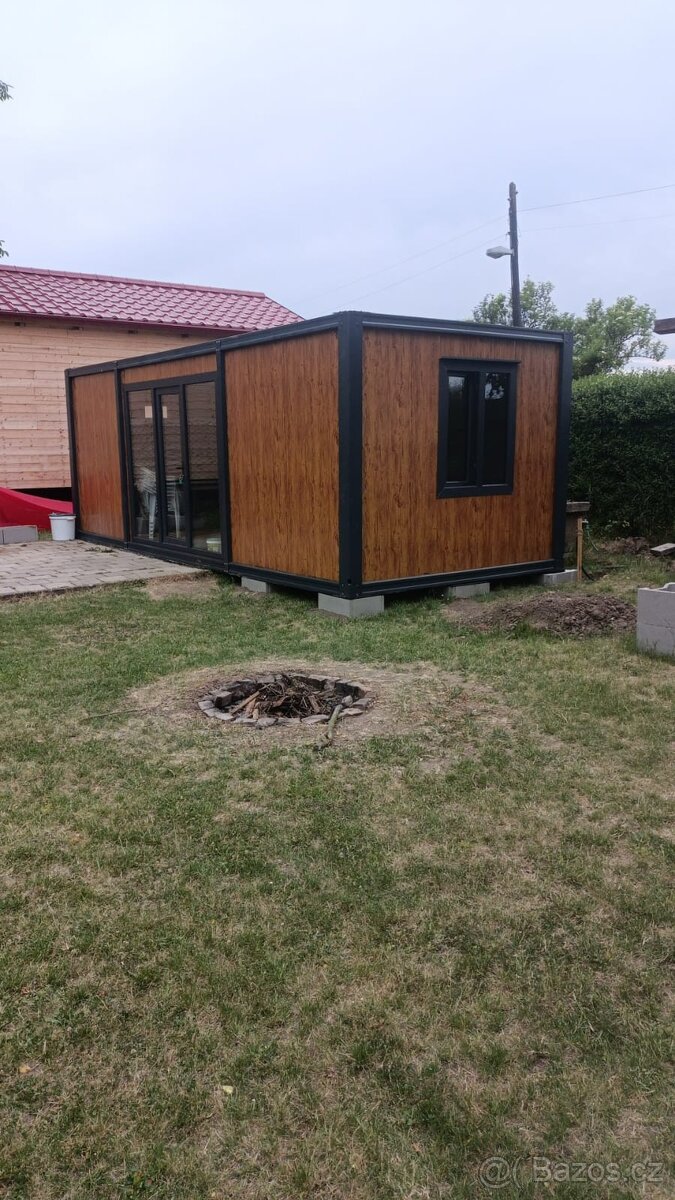 stavební buňka s velkým prosklením pro nenáročné