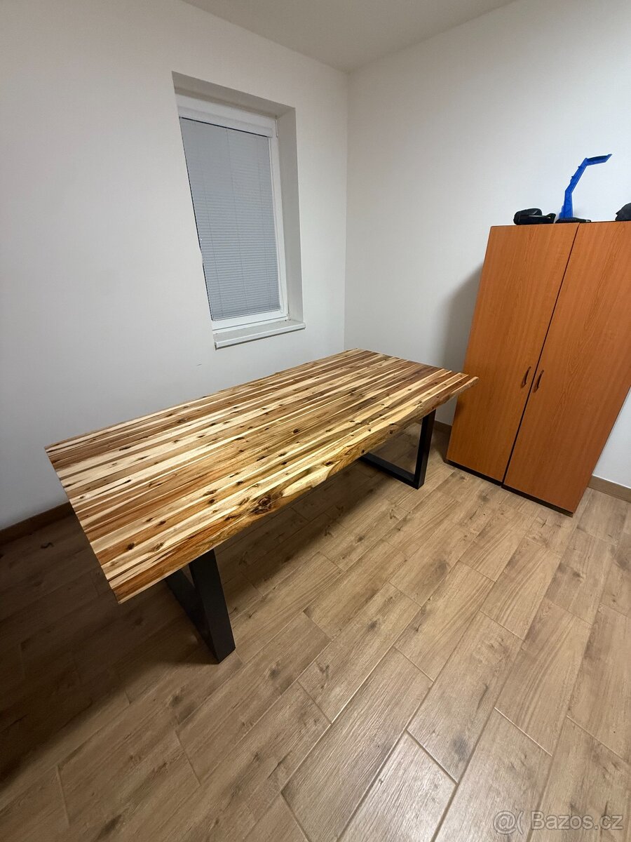 Prodám stůl z masivu