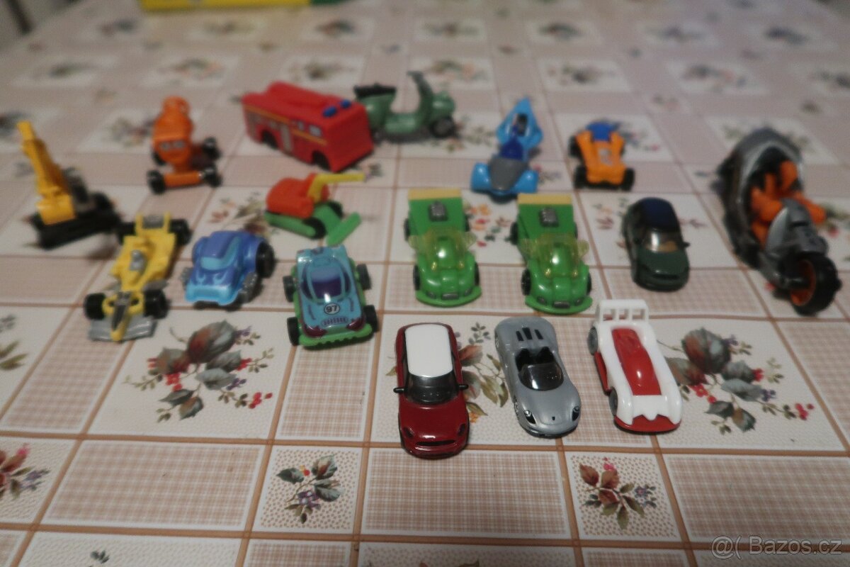 Gumové  sada autíček z Kinder vajíček