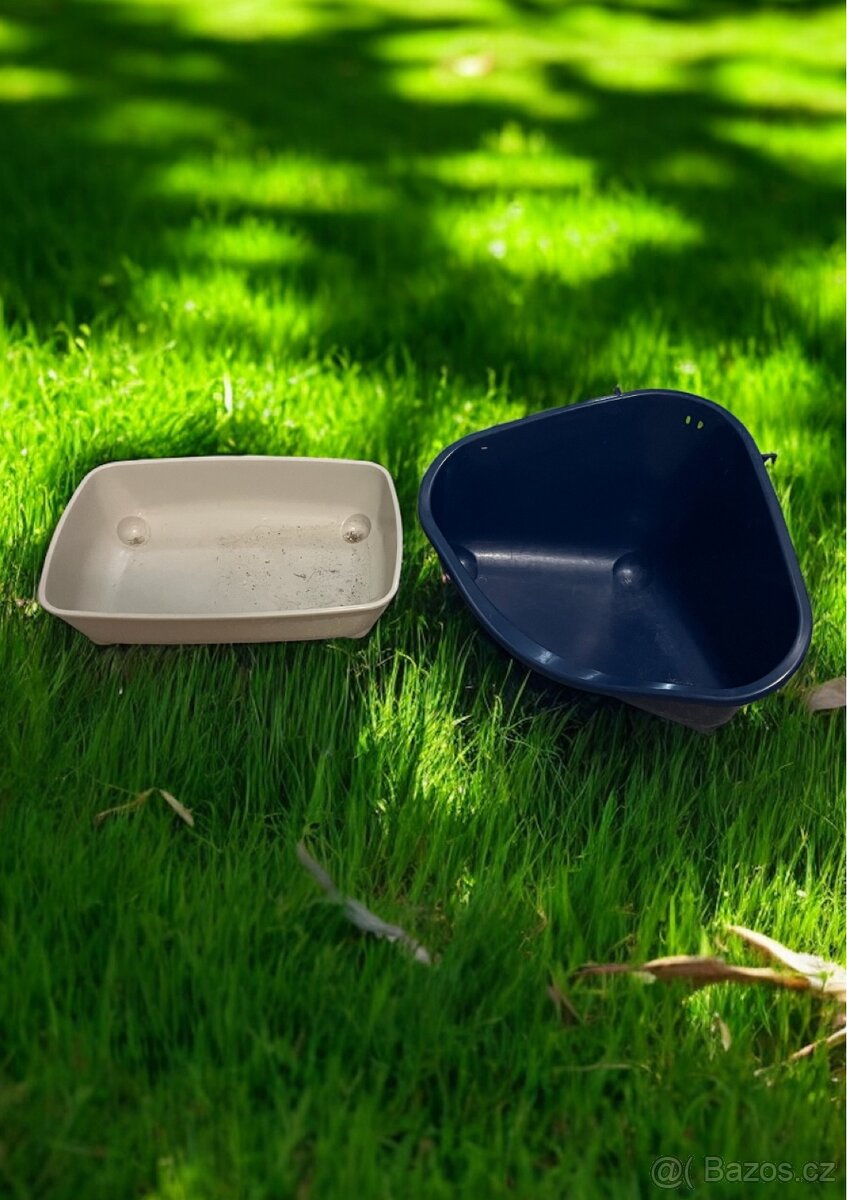 Dva záchody pro hlodavce – rohový a obdelníkový