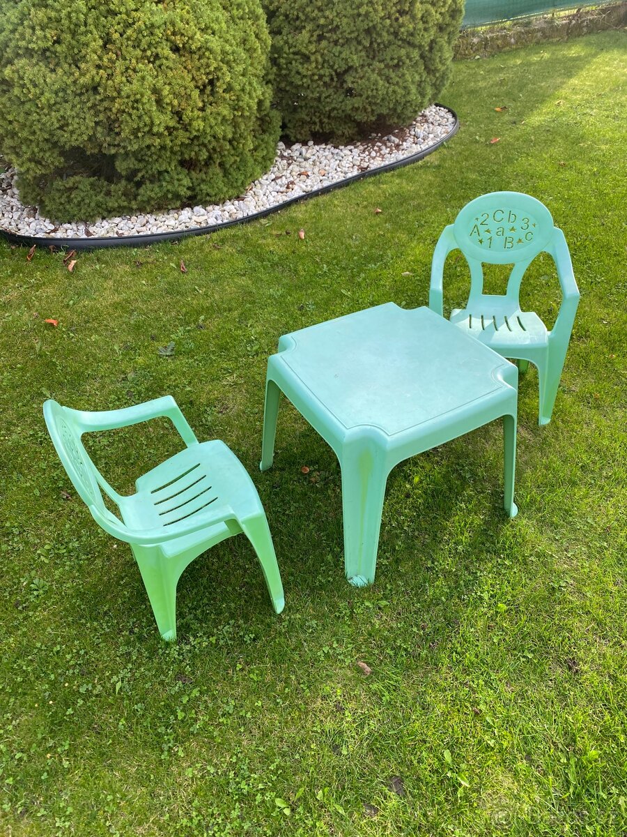 Plastové dětské židle a stolek