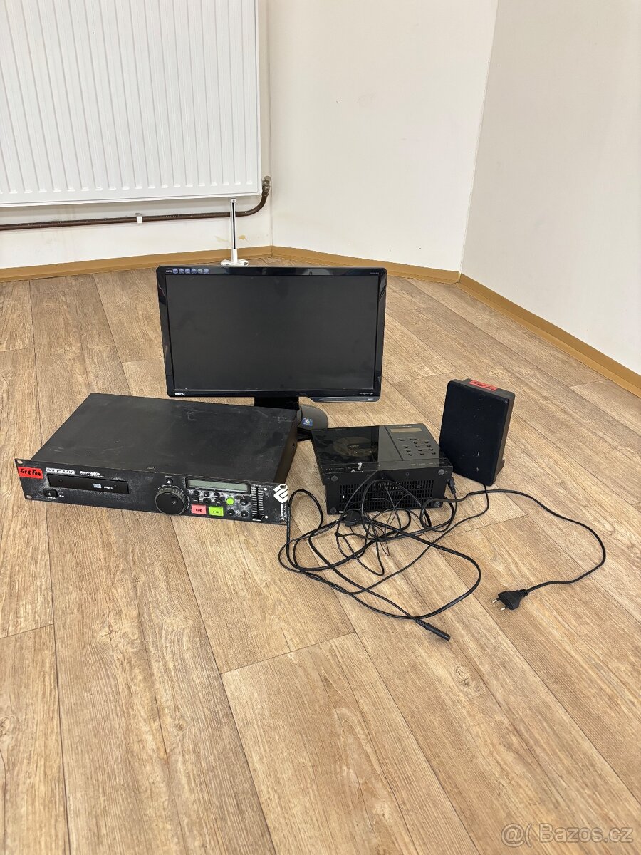 Monitor, DVD přehrávač atd