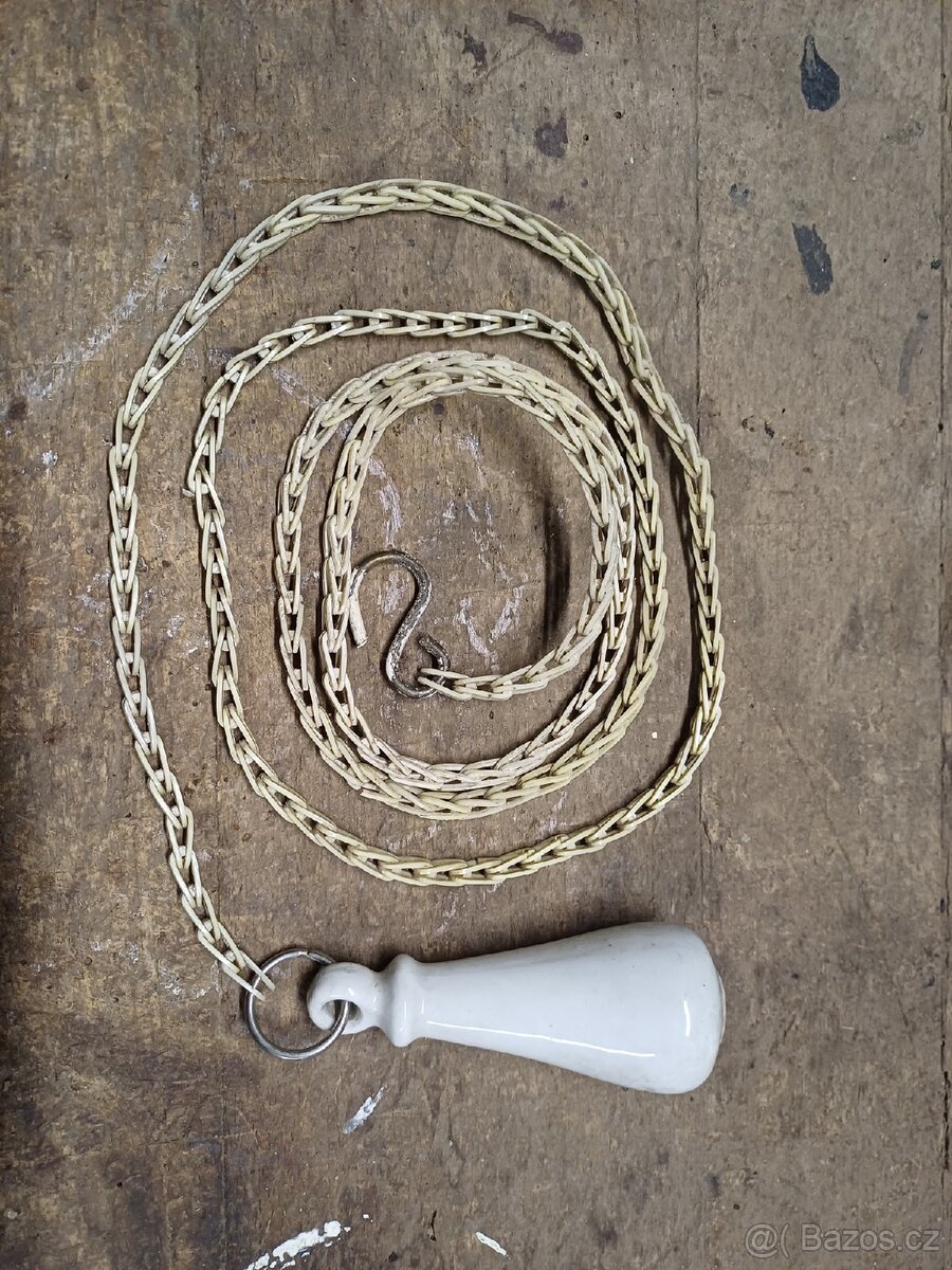 Staré porcelánové splachovátko