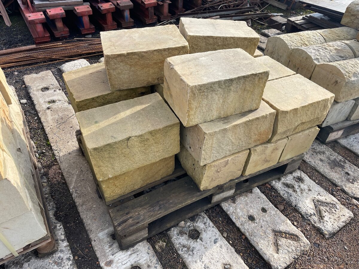 Pískovcové bloky rozměr 400x200x250  cca 100 ks