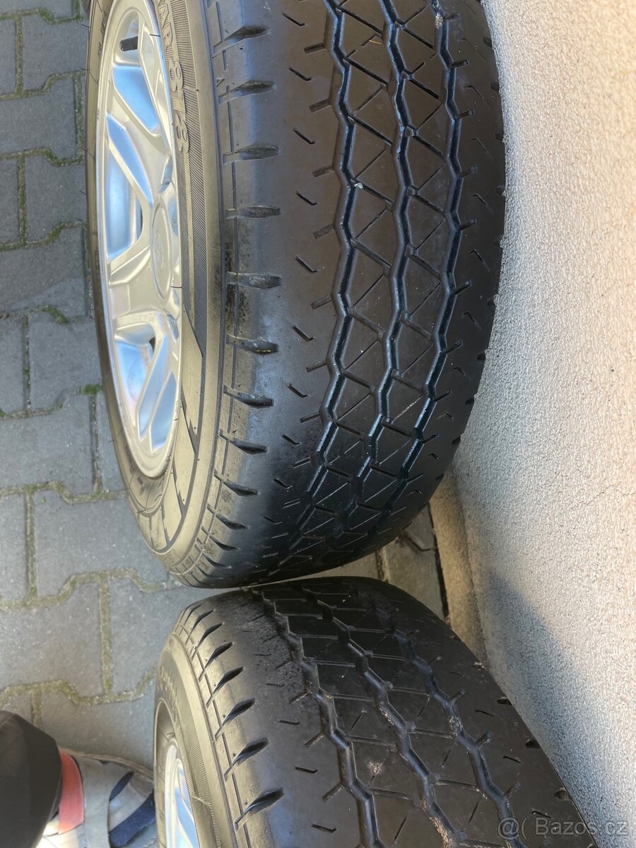 Kola Toyota Land Cruiser 90