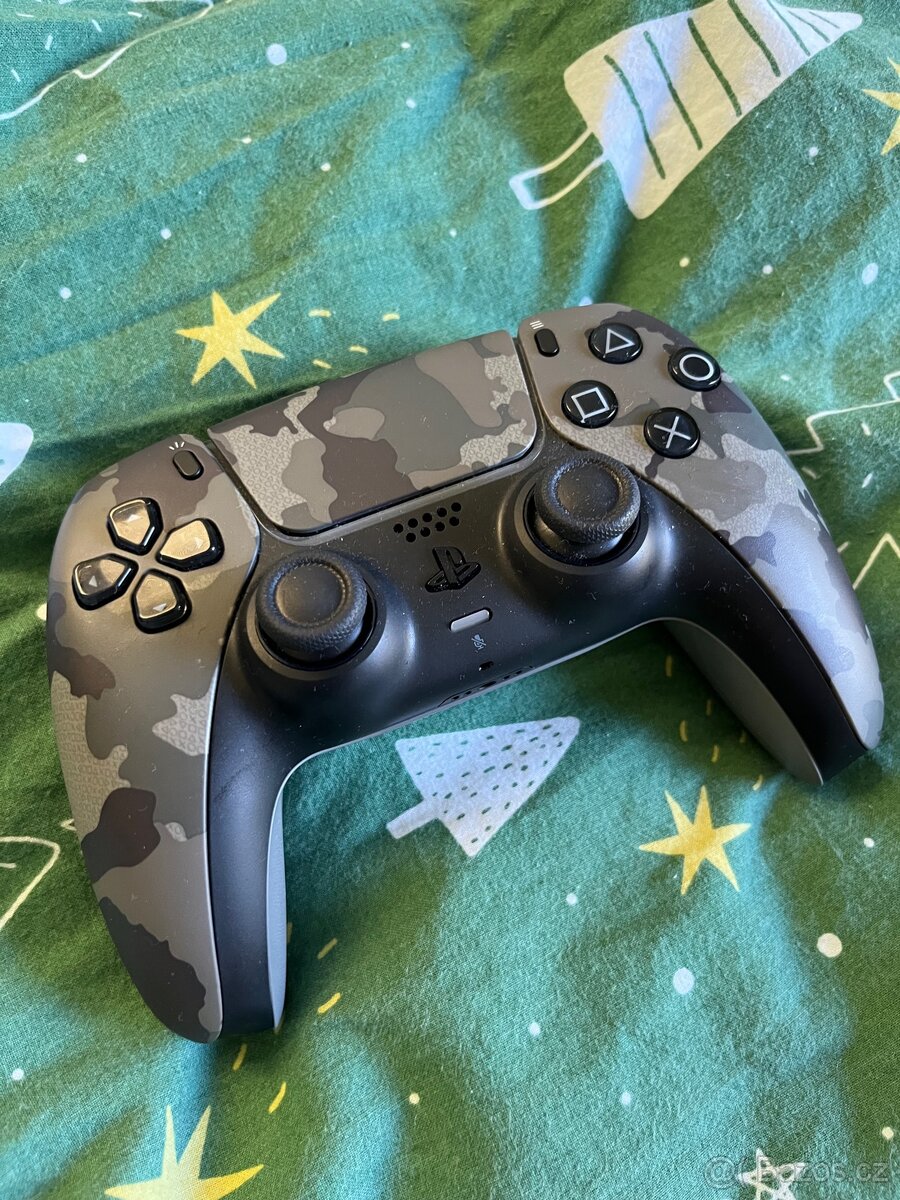 Dva ovladače PS5 Dualsense