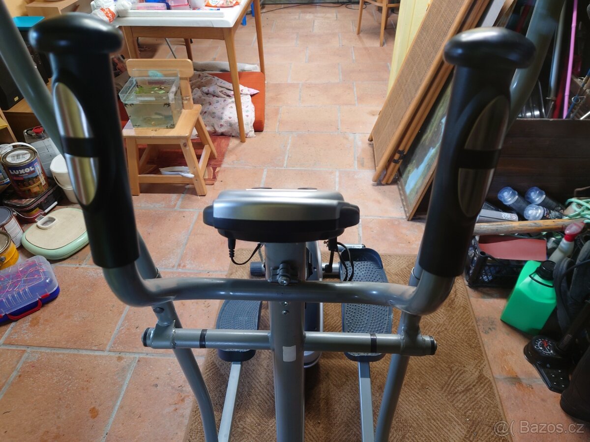 Posilovací šlapací stroj s LCD displejem.