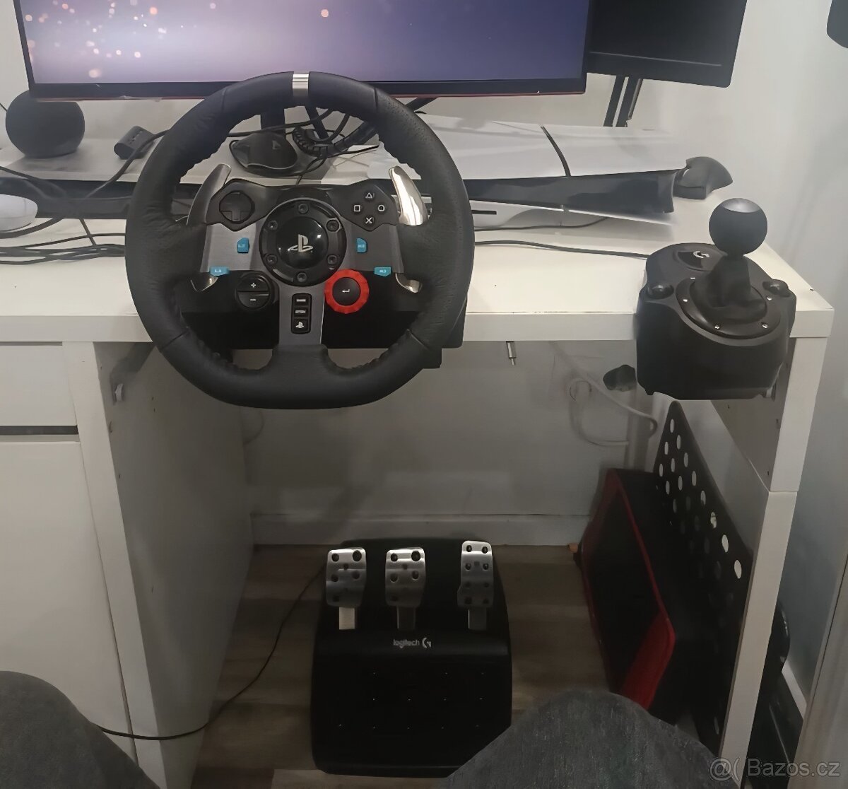 Logitech g29 volant s pedály a řadící pákou