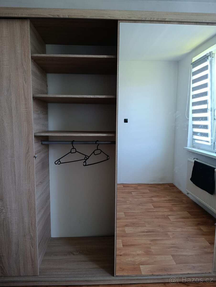 šatní skříň