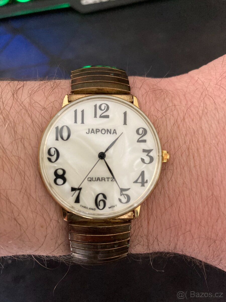 Analogove hodinky Japona